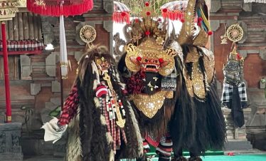 Nonton Tari Barong Di Bali 01