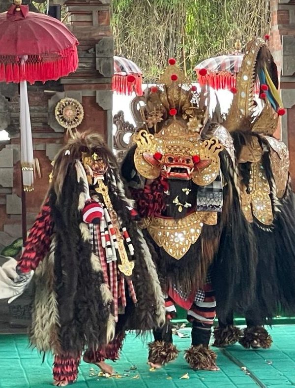 Nonton Tari Barong Di Bali 01